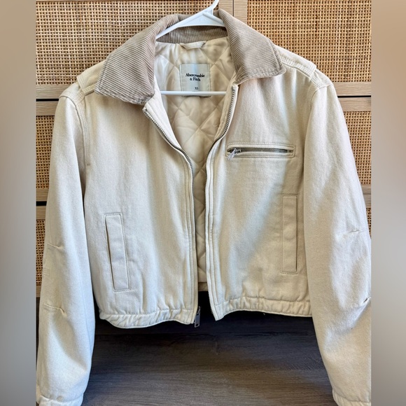 Abercrombie & Fitch Jackets & Blazers - Abercrombie & Fitch Women's Beige Bomber Jacket